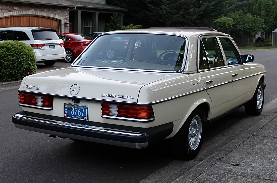 1982 Mercedes-Benz W123 Sedan - Image 9 of 31