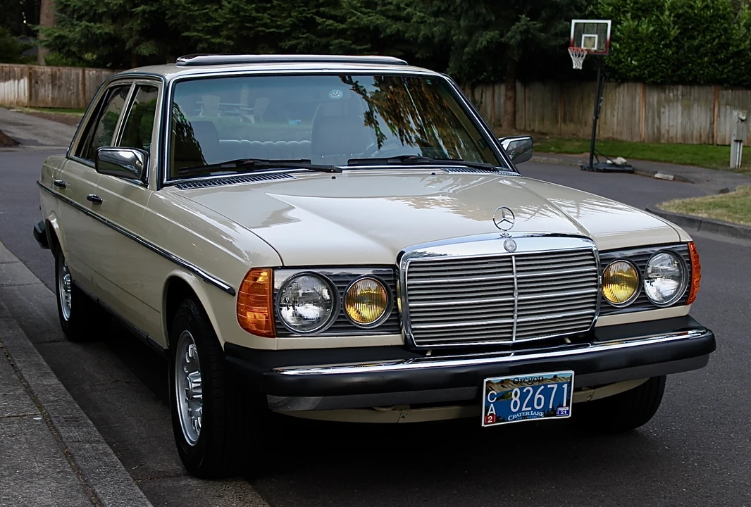 1982 Mercedes-Benz W123 Sedan - Image 11 of 31