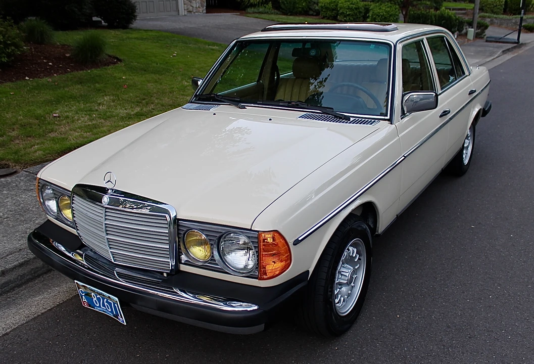 1982 Mercedes-Benz W123 Sedan - Image 12 of 31