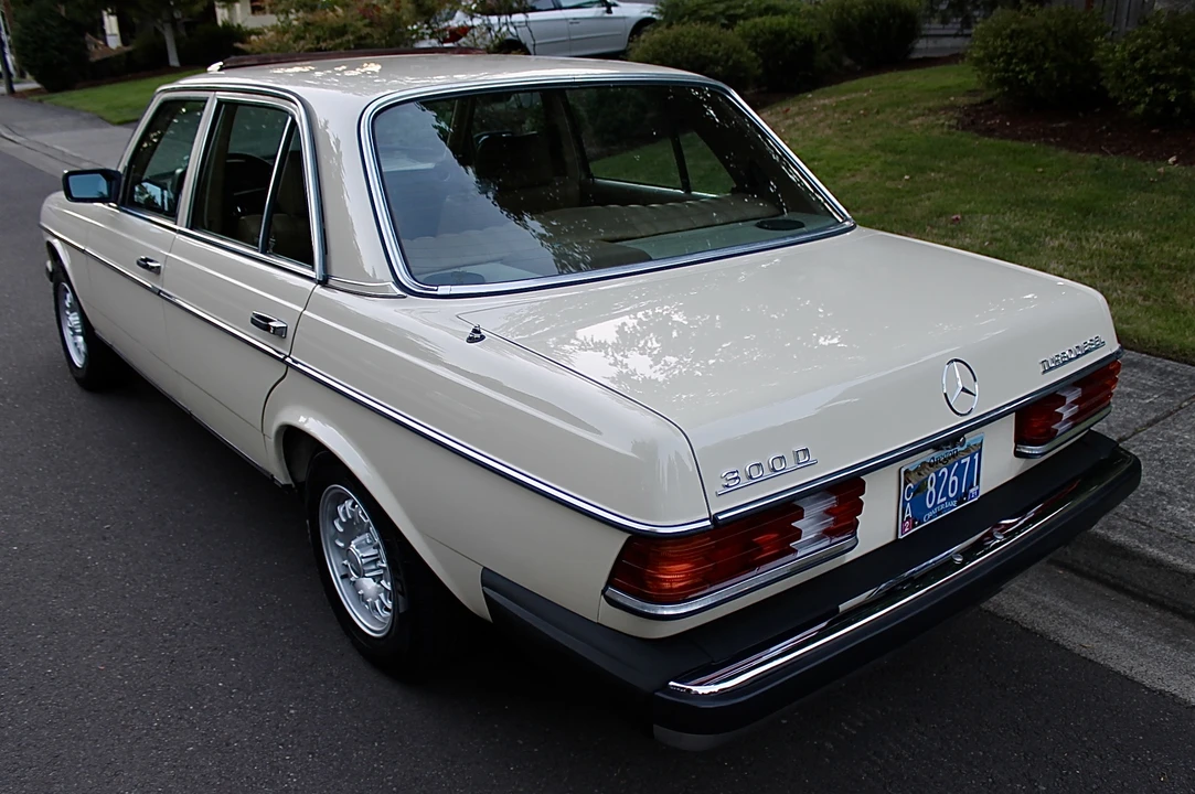 1982 Mercedes-Benz W123 Sedan - Image 13 of 31