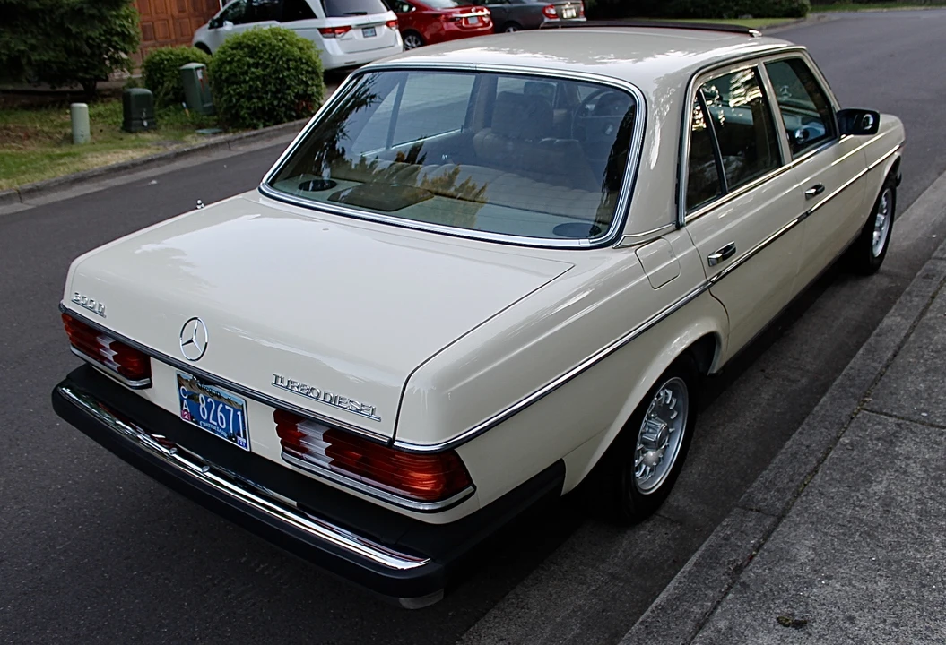1982 Mercedes-Benz W123 Sedan - Image 14 of 31