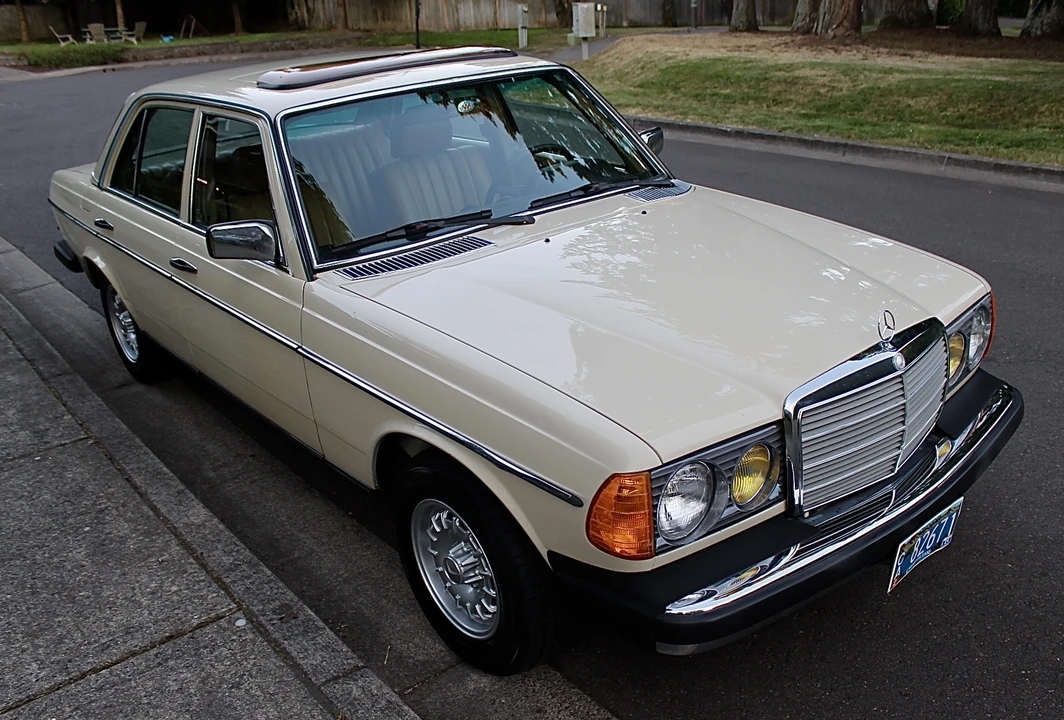 1982 Mercedes-Benz W123 Sedan - Image 15 of 31