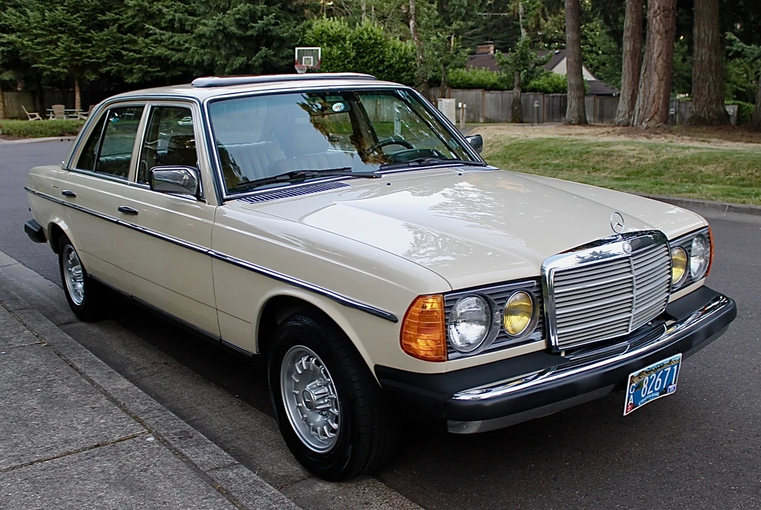 1982 Mercedes-Benz W123 Sedan - Image 16 of 31
