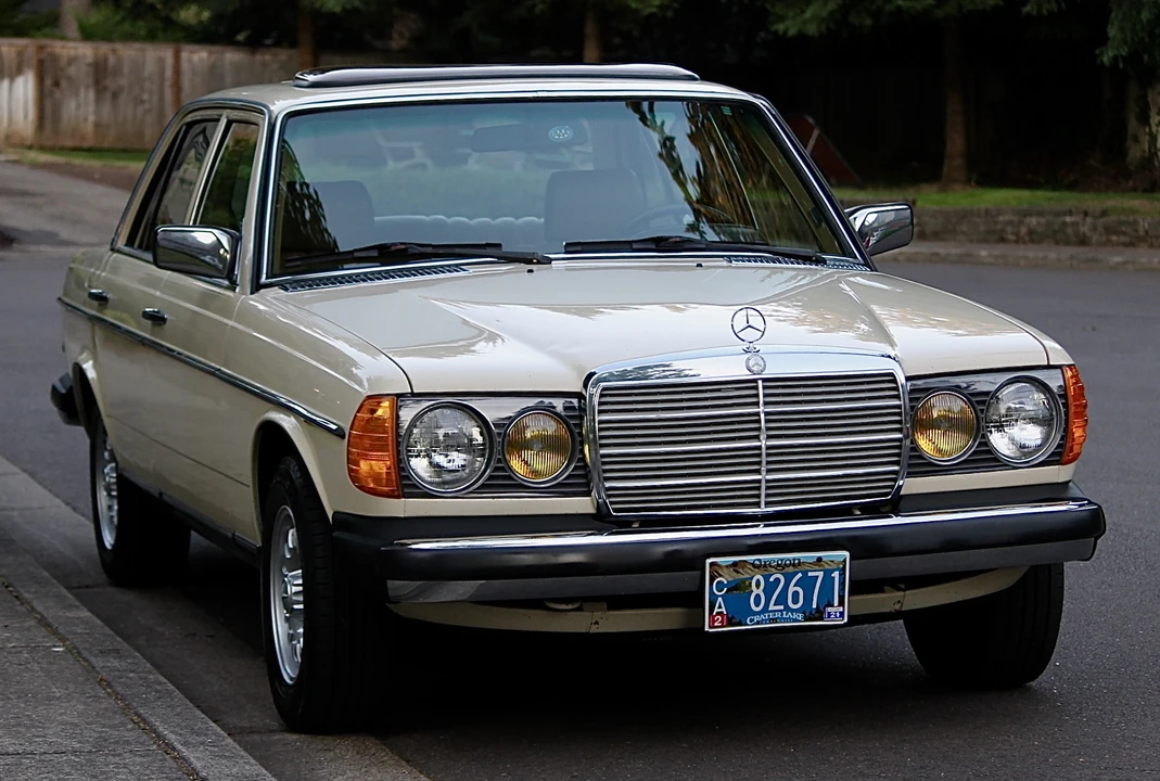 1982 Mercedes-Benz W123 Sedan - Image 17 of 31