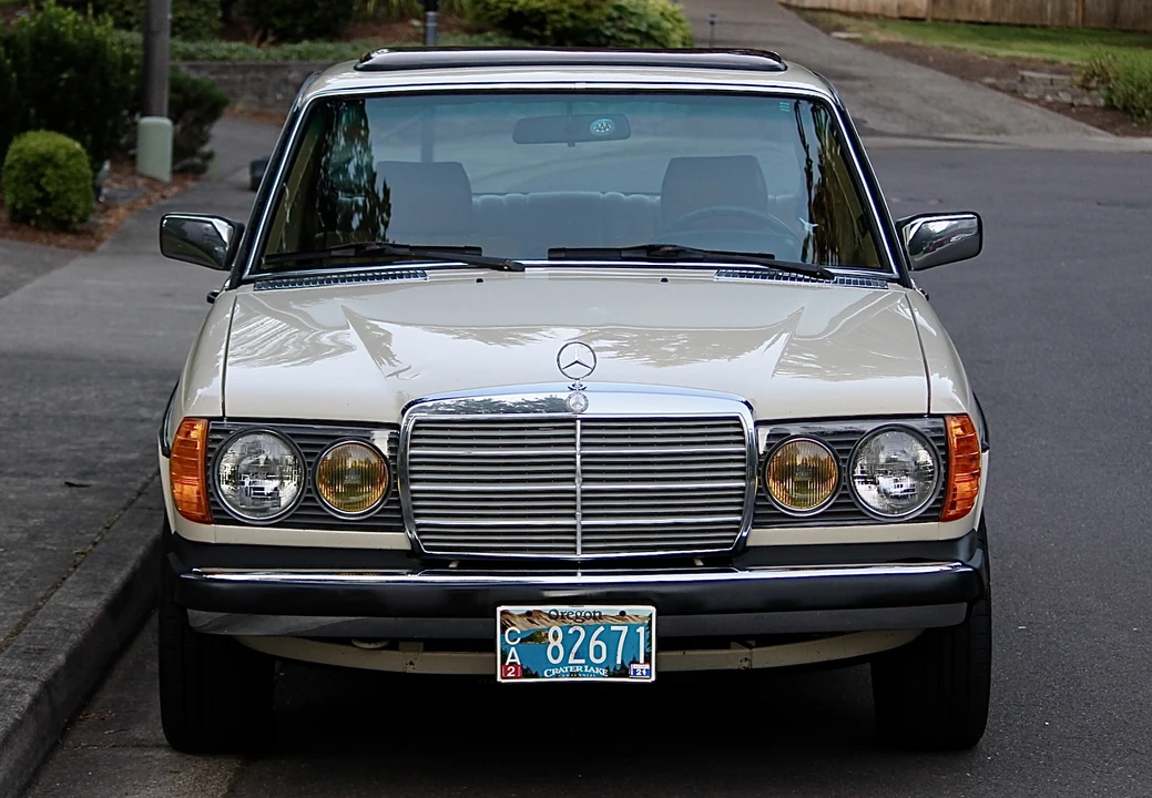 1982 Mercedes-Benz W123 Sedan - Image 18 of 31