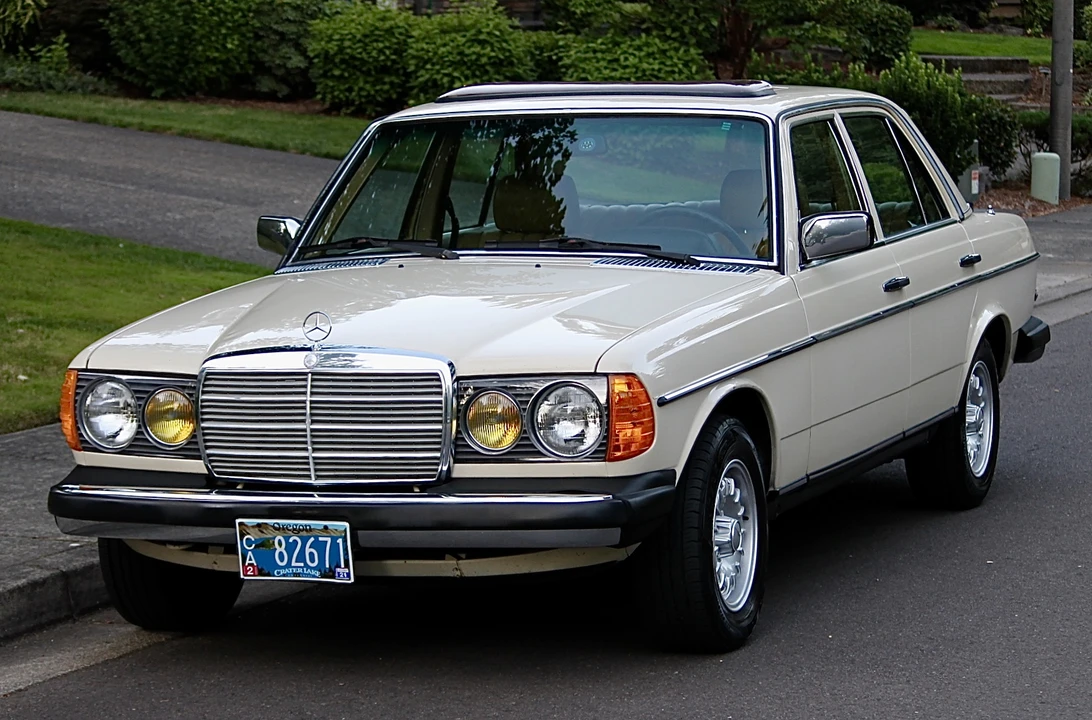 1982 Mercedes-Benz W123 Sedan - Image 19 of 31