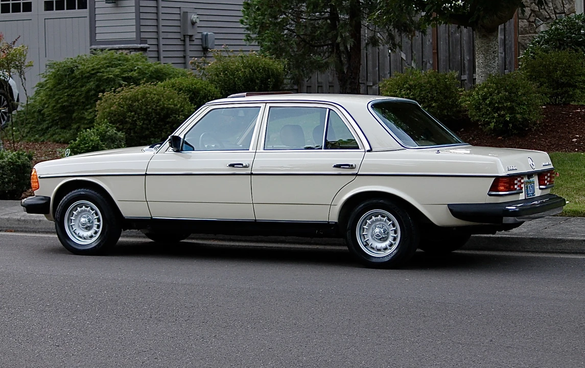 1982 Mercedes-Benz W123 Sedan - Image 22 of 31