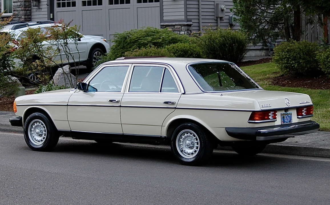 1982 Mercedes-Benz W123 Sedan - Image 23 of 31
