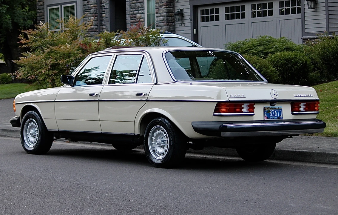 1982 Mercedes-Benz W123 Sedan - Image 24 of 31