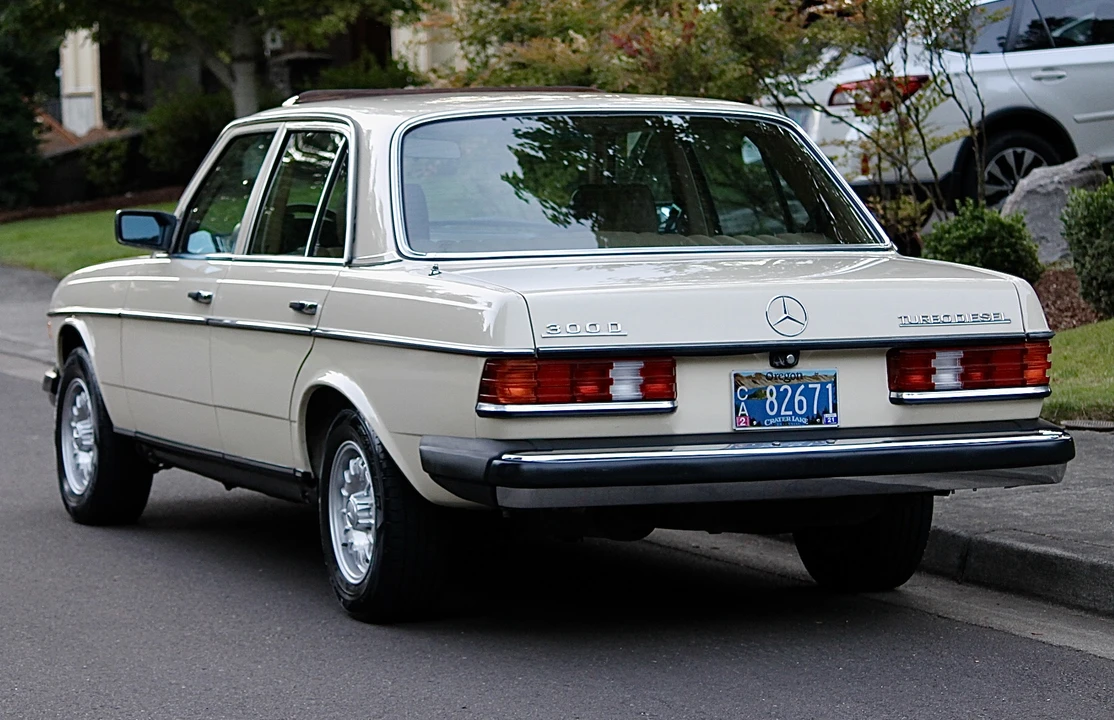 1982 Mercedes-Benz W123 Sedan - Image 25 of 31