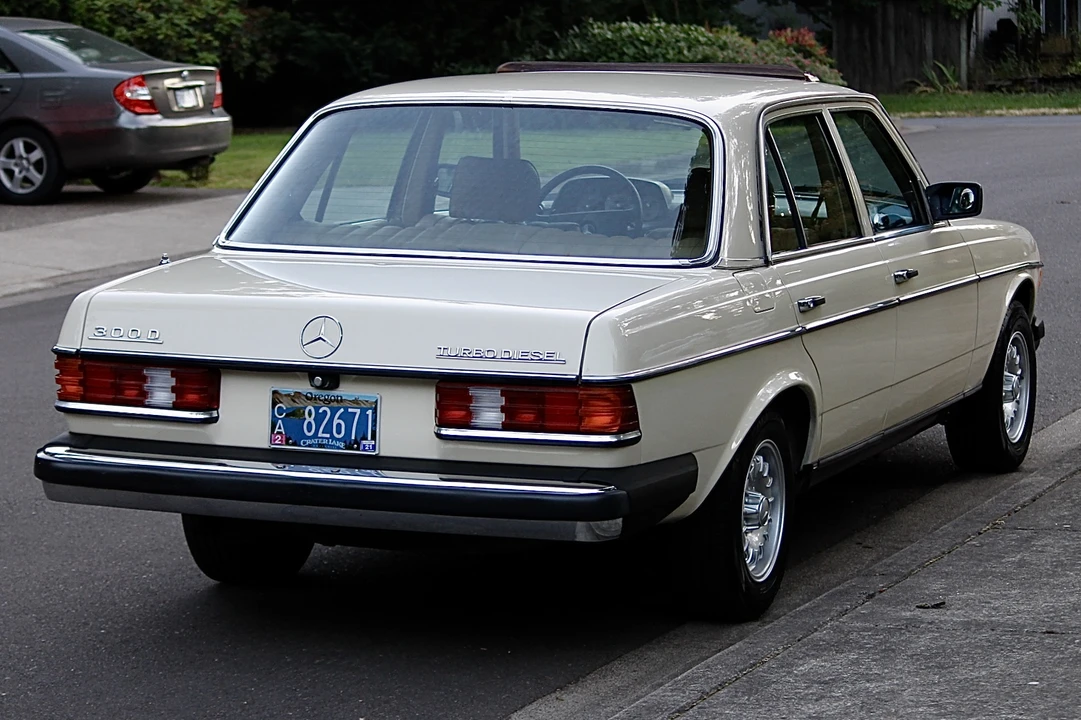 1982 Mercedes-Benz W123 Sedan - Image 26 of 31