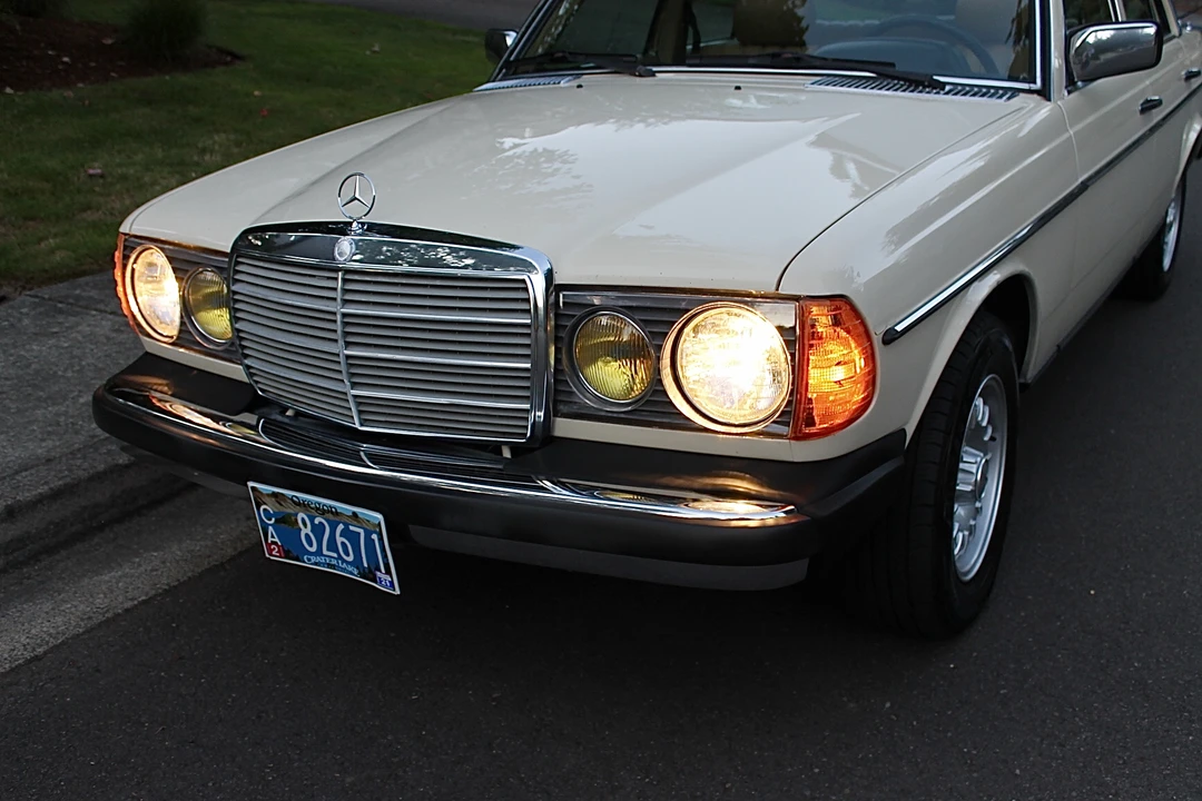 1982 Mercedes-Benz W123 Sedan - Image 29 of 31