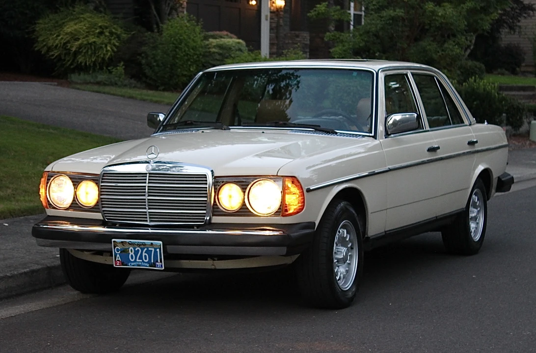 1982 Mercedes-Benz W123 Sedan - Image 27 of 31
