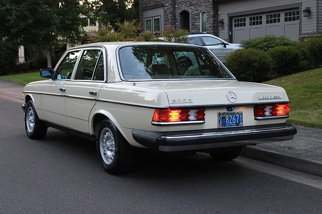 1982 Mercedes-Benz W123 Sedan - Image 28 of 31