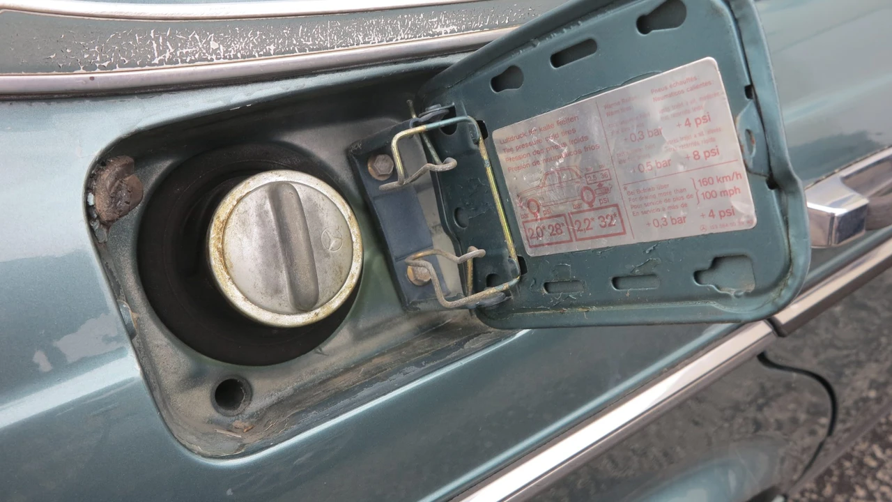 1982 Mercedes-Benz W123 Sedan - Image 29 of 31
