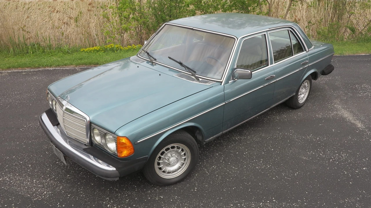 1982 Mercedes-Benz W123 Sedan - Image 5 of 31