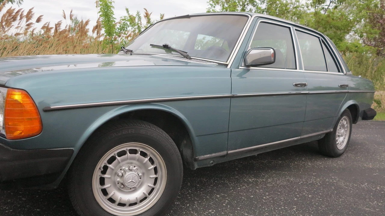 1982 Mercedes-Benz W123 Sedan - Image 18 of 31