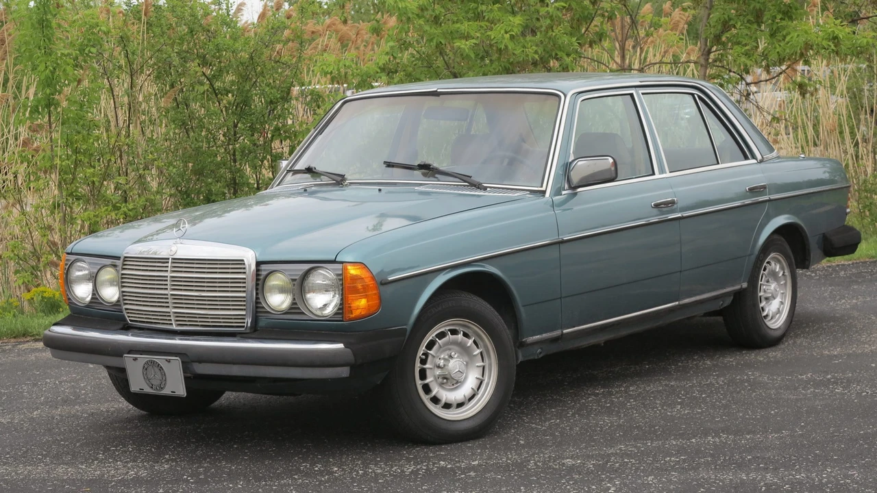 1982 Mercedes-Benz W123 Sedan - Image 4 of 31