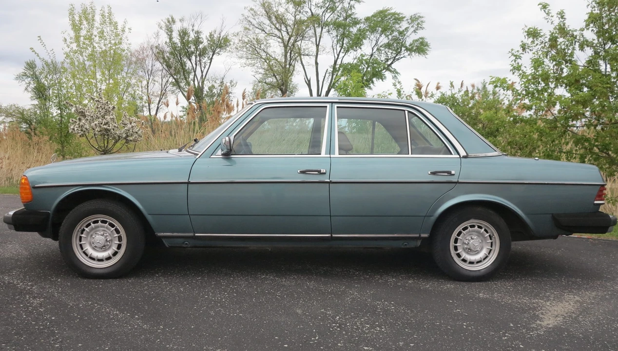 1982 Mercedes-Benz W123 Sedan - Image 6 of 31