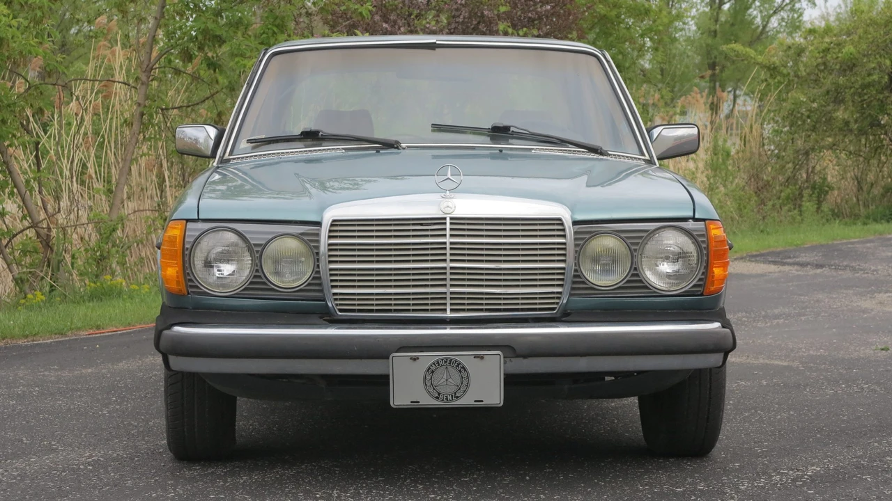 1982 Mercedes-Benz W123 Sedan - Image 3 of 31