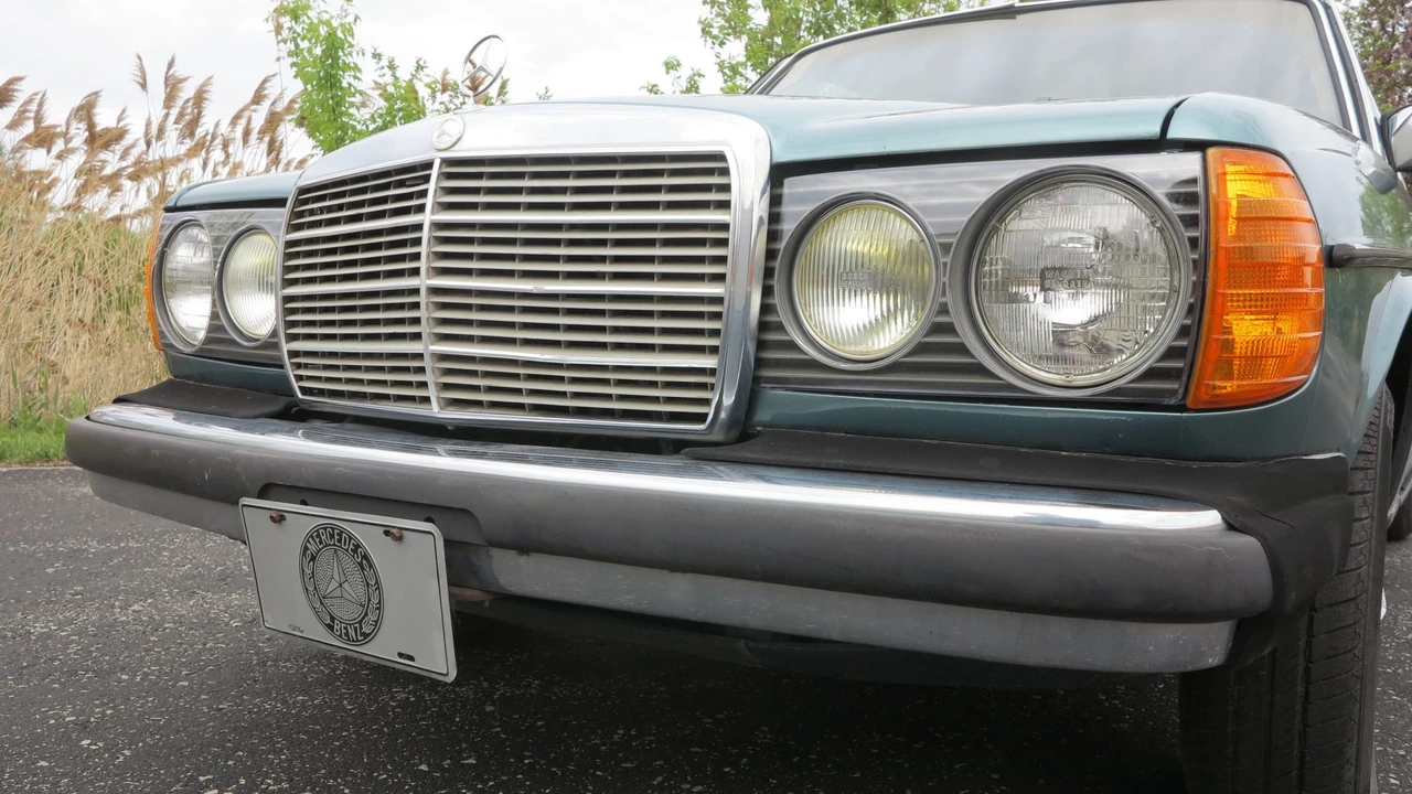 1982 Mercedes-Benz W123 Sedan - Image 15 of 31