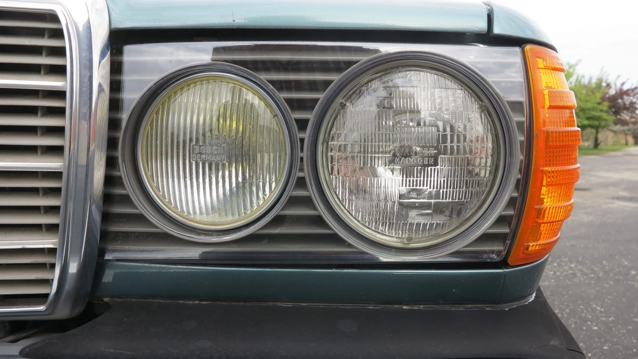 1982 Mercedes-Benz W123 Sedan - Image 17 of 31