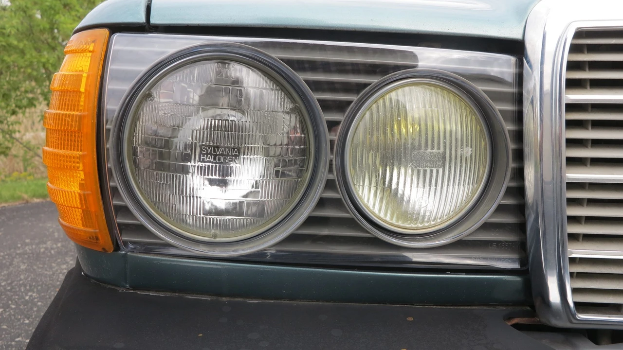 1982 Mercedes-Benz W123 Sedan - Image 16 of 31