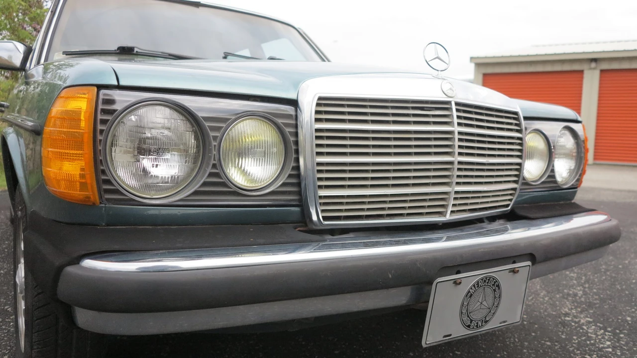 1982 Mercedes-Benz W123 Sedan - Image 14 of 31