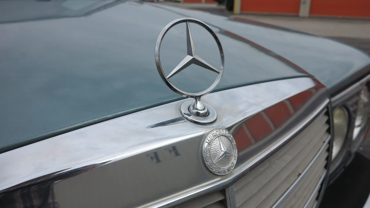 1982 Mercedes-Benz W123 Sedan - Image 31 of 31