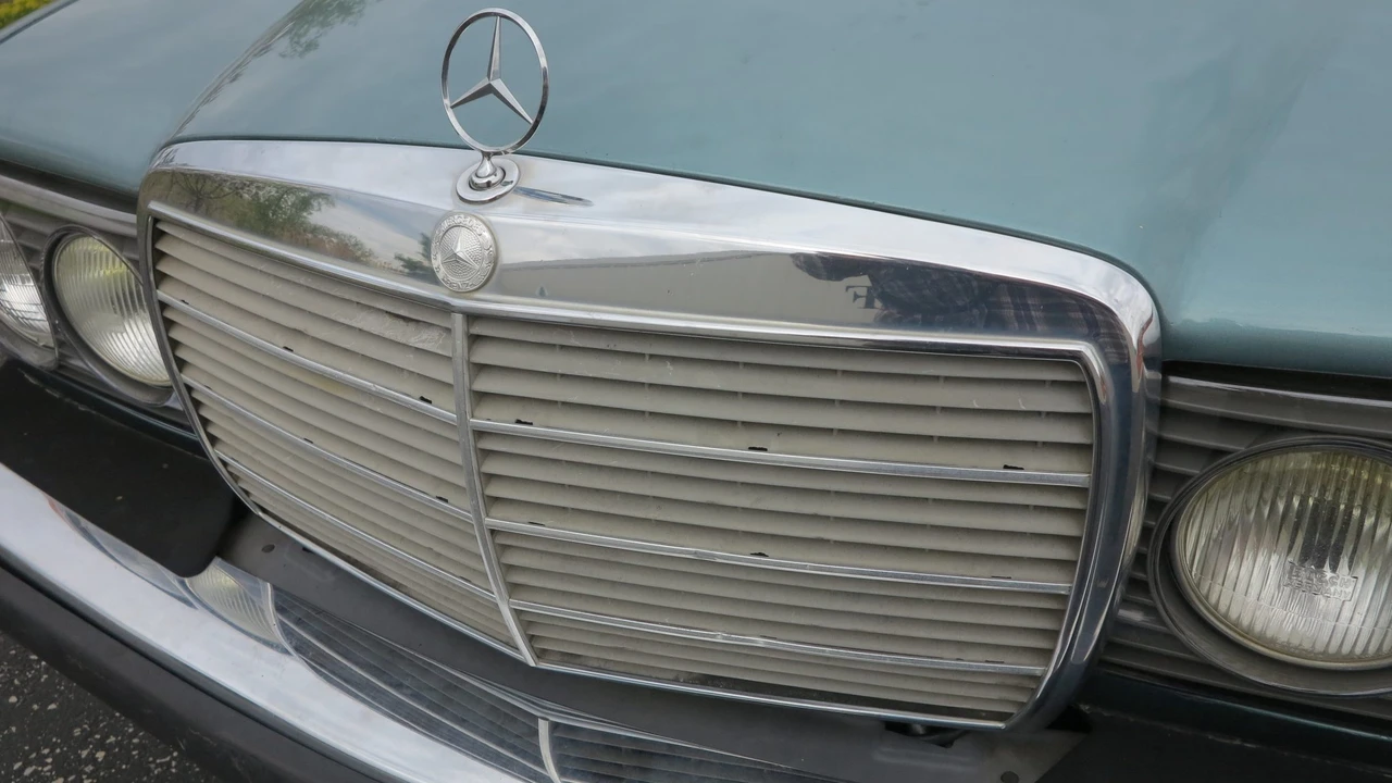 1982 Mercedes-Benz W123 Sedan - Image 30 of 31
