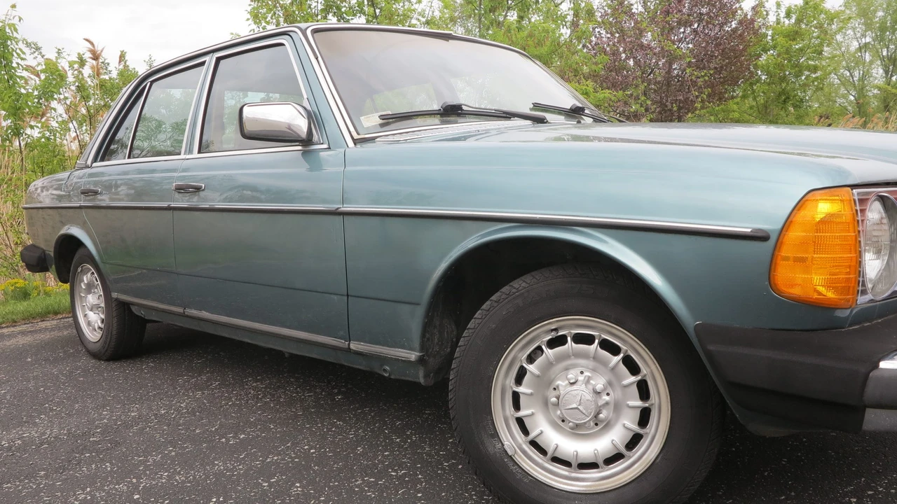1982 Mercedes-Benz W123 Sedan - Image 21 of 31