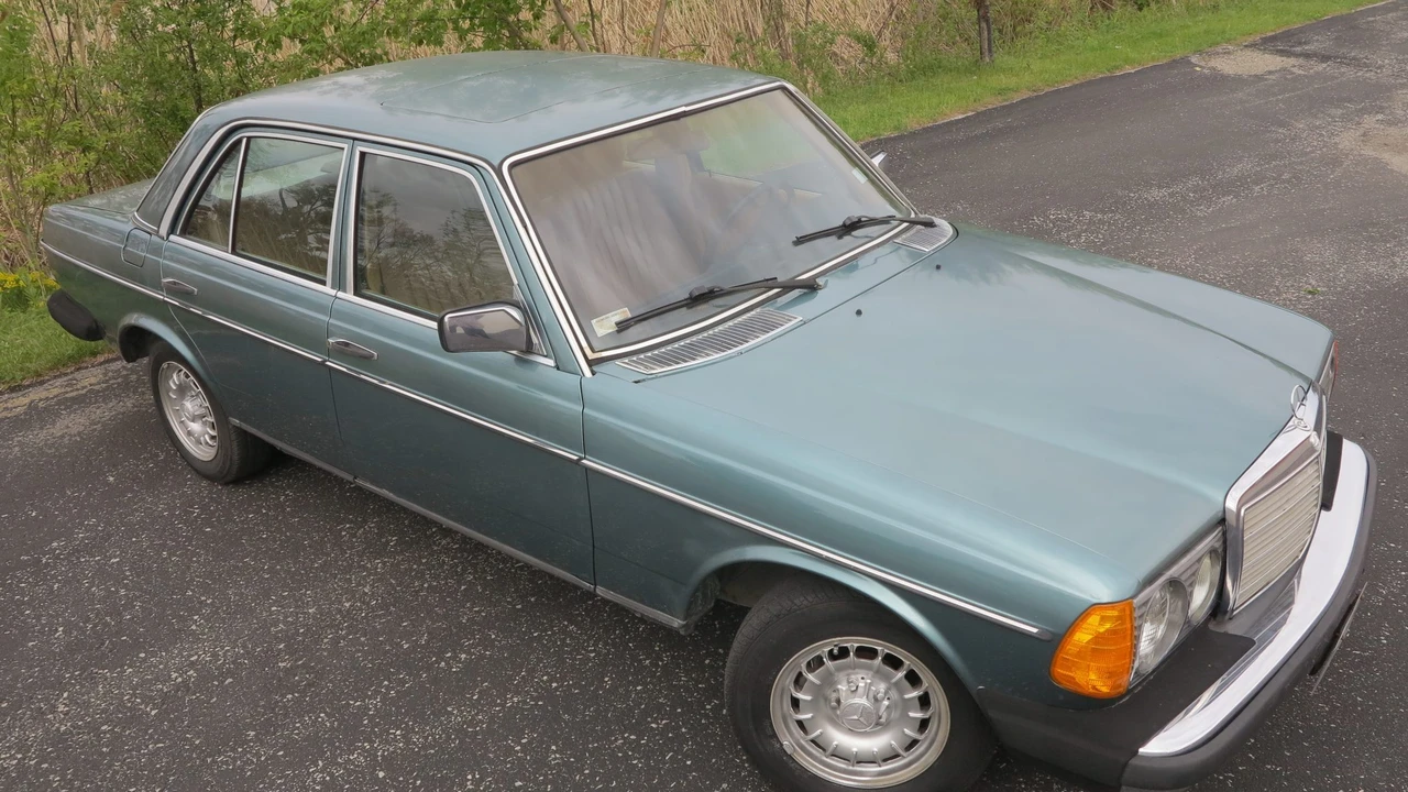 1982 Mercedes-Benz W123 Sedan - Image 13 of 31