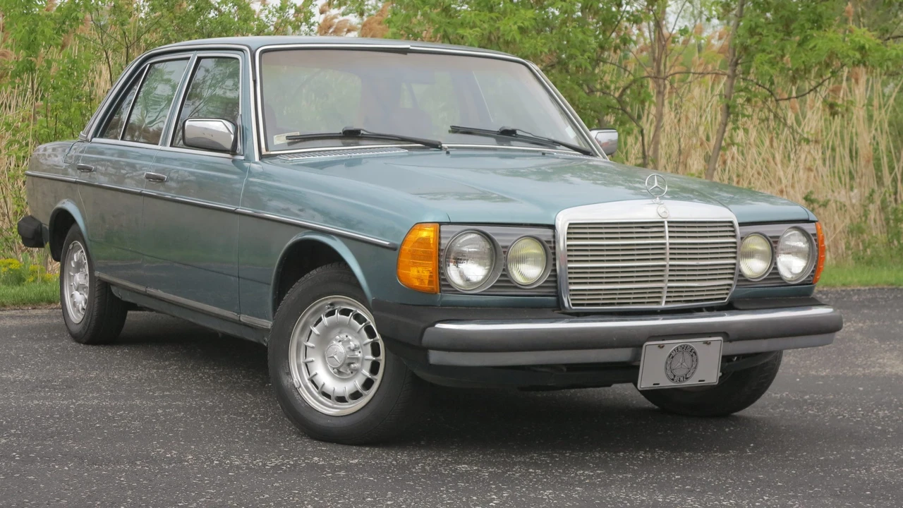 1982 Mercedes-Benz W123 Sedan - Image 2 of 31
