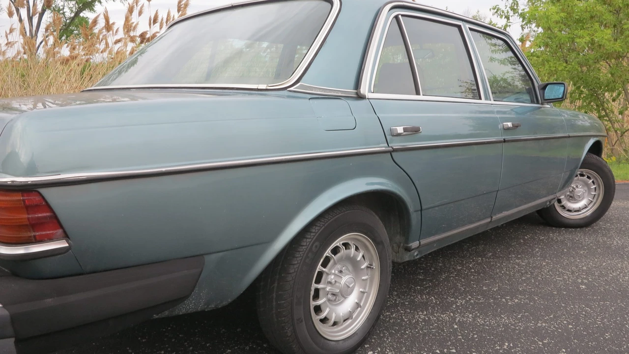 1982 Mercedes-Benz W123 Sedan - Image 20 of 31