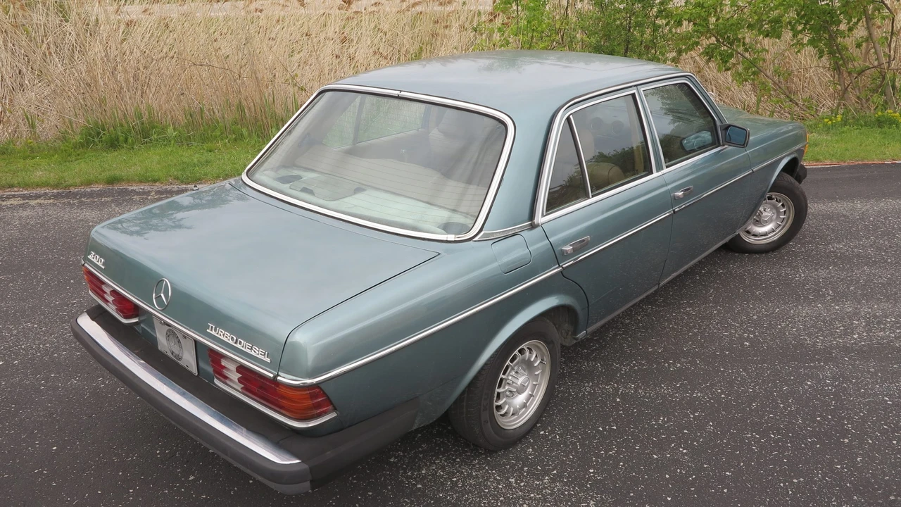 1982 Mercedes-Benz W123 Sedan - Image 11 of 31