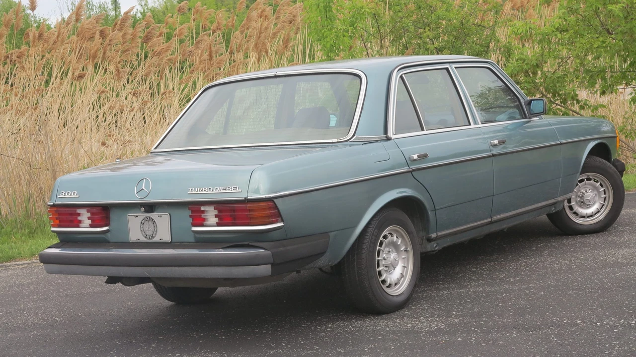1982 Mercedes-Benz W123 Sedan - Image 10 of 31
