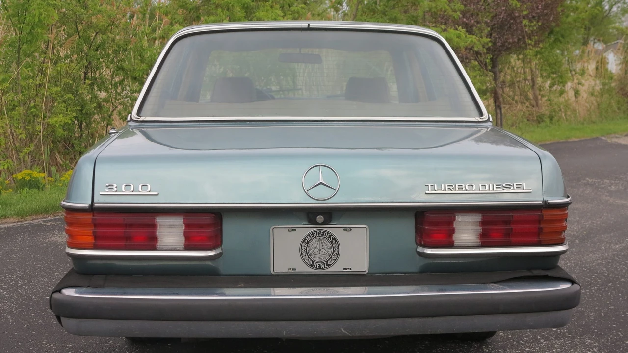 1982 Mercedes-Benz W123 Sedan - Image 9 of 31