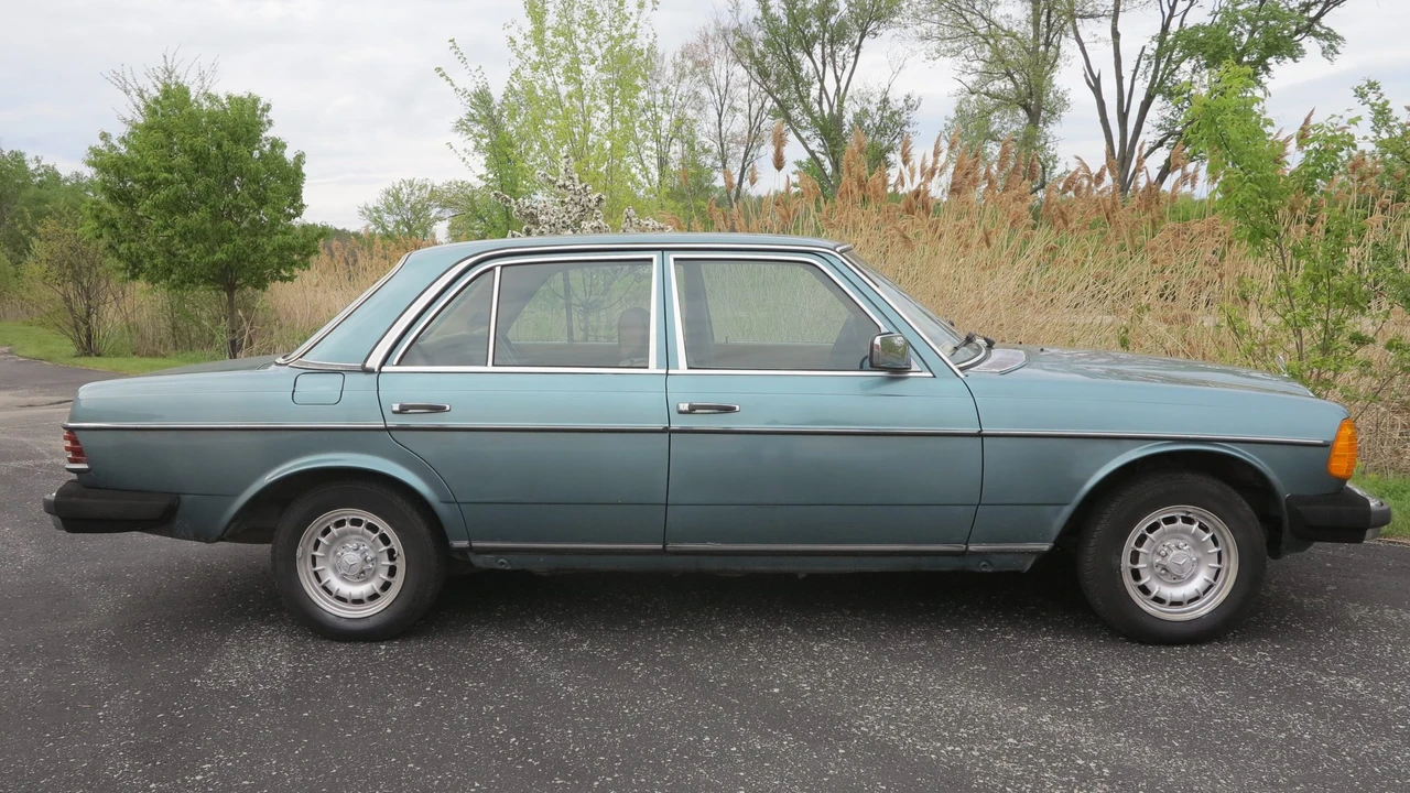 1982 Mercedes-Benz W123 Sedan - Image 12 of 31