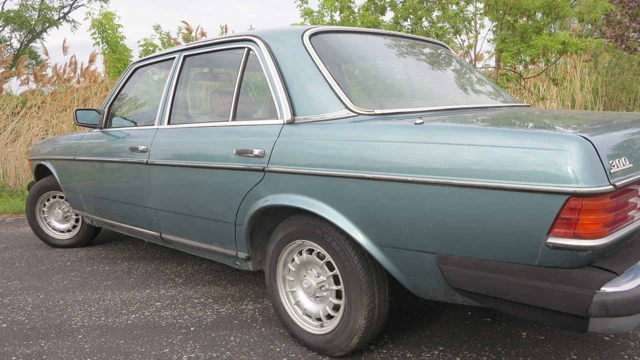 1982 Mercedes-Benz W123 Sedan - Image 19 of 31