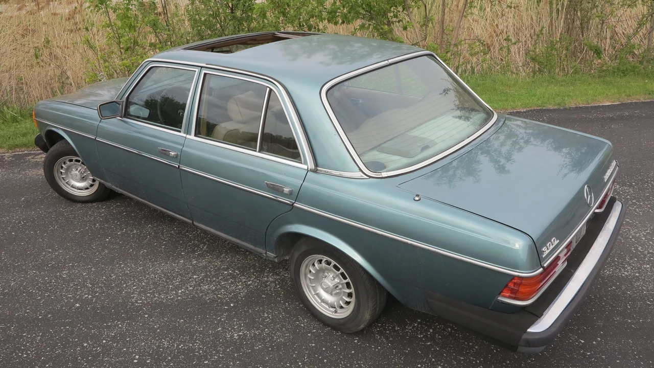 1982 Mercedes-Benz W123 Sedan - Image 7 of 31