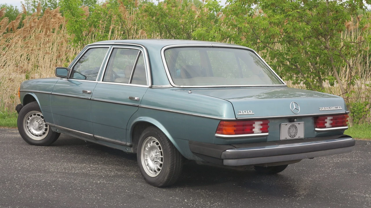 1982 Mercedes-Benz W123 Sedan - Image 8 of 31