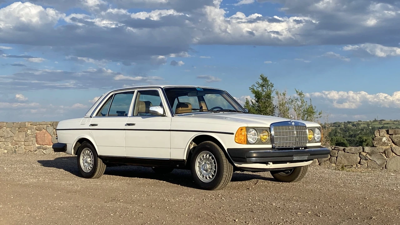 1982 Mercedes-Benz W123 Sedan - Image 5 of 31