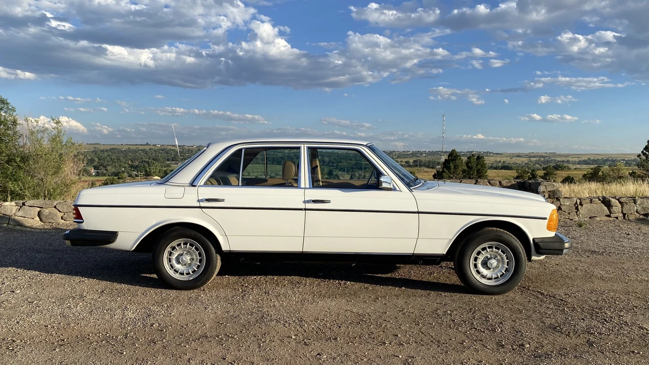 1982 Mercedes-Benz W123 Sedan - Image 20 of 31
