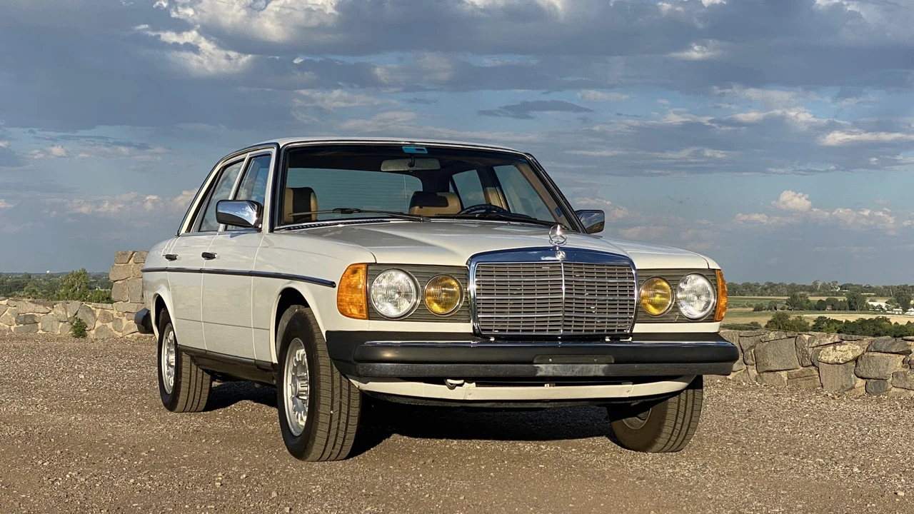 1982 Mercedes-Benz W123 Sedan - Image 6 of 31