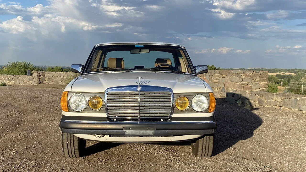 1982 Mercedes-Benz W123 Sedan - Image 7 of 31