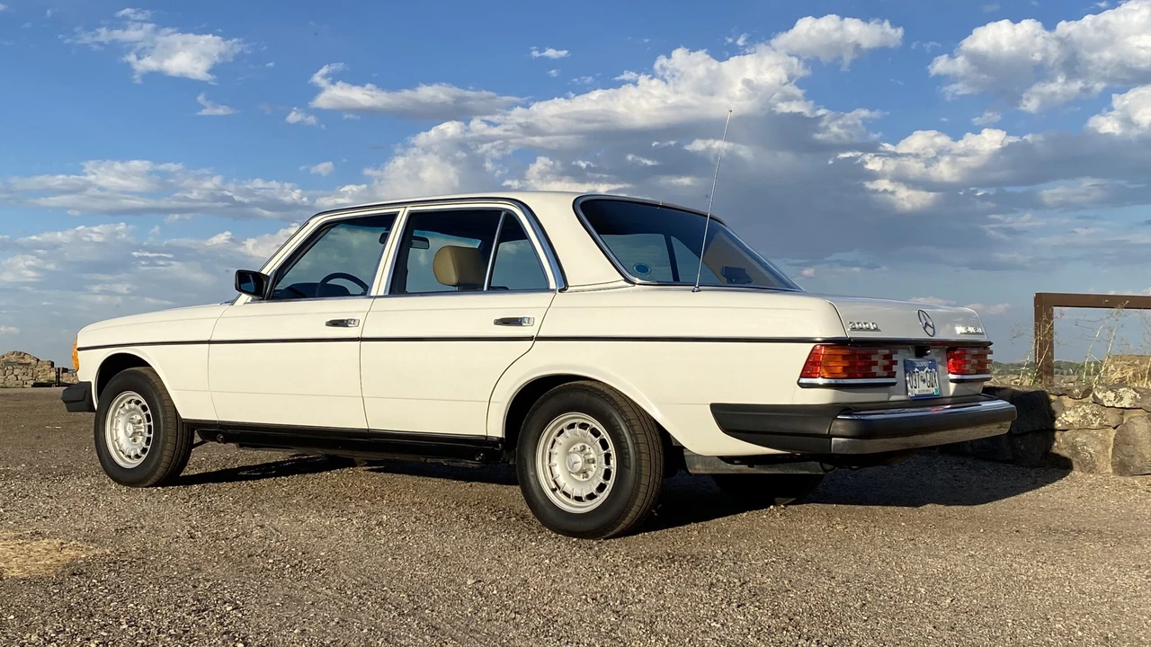 1982 Mercedes-Benz W123 Sedan - Image 15 of 31