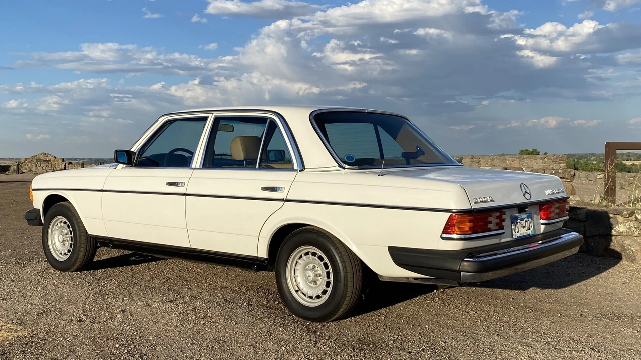 1982 Mercedes-Benz W123 Sedan - Image 16 of 31