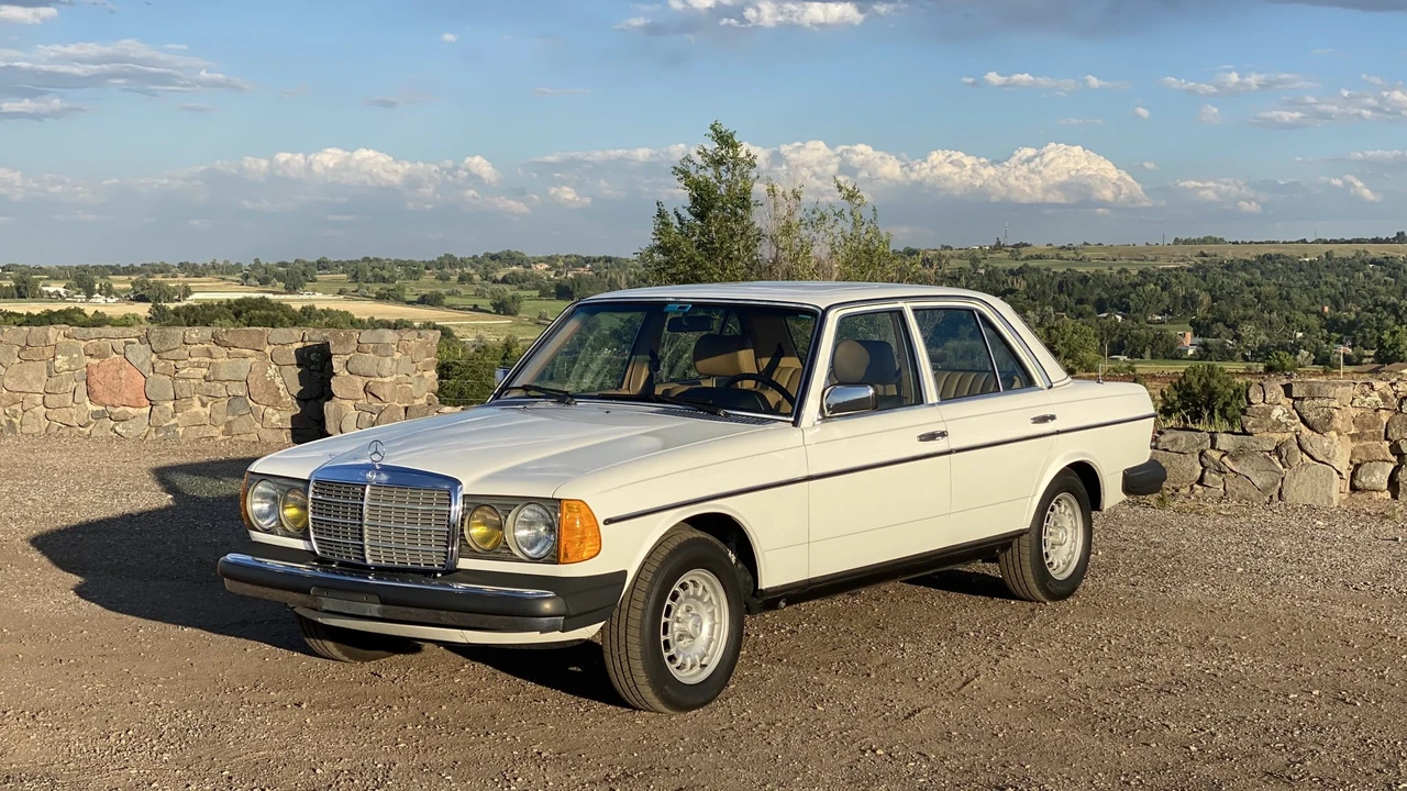 1982 Mercedes-Benz W123 Sedan - Image 12 of 31