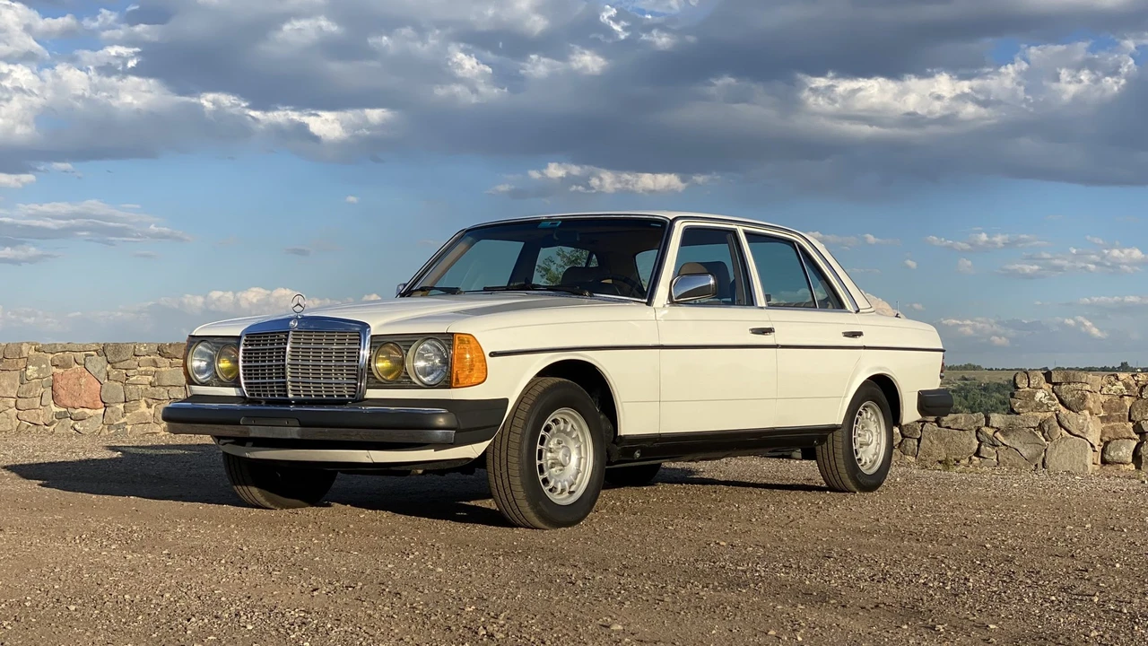 1982 Mercedes-Benz W123 Sedan - Image 10 of 31