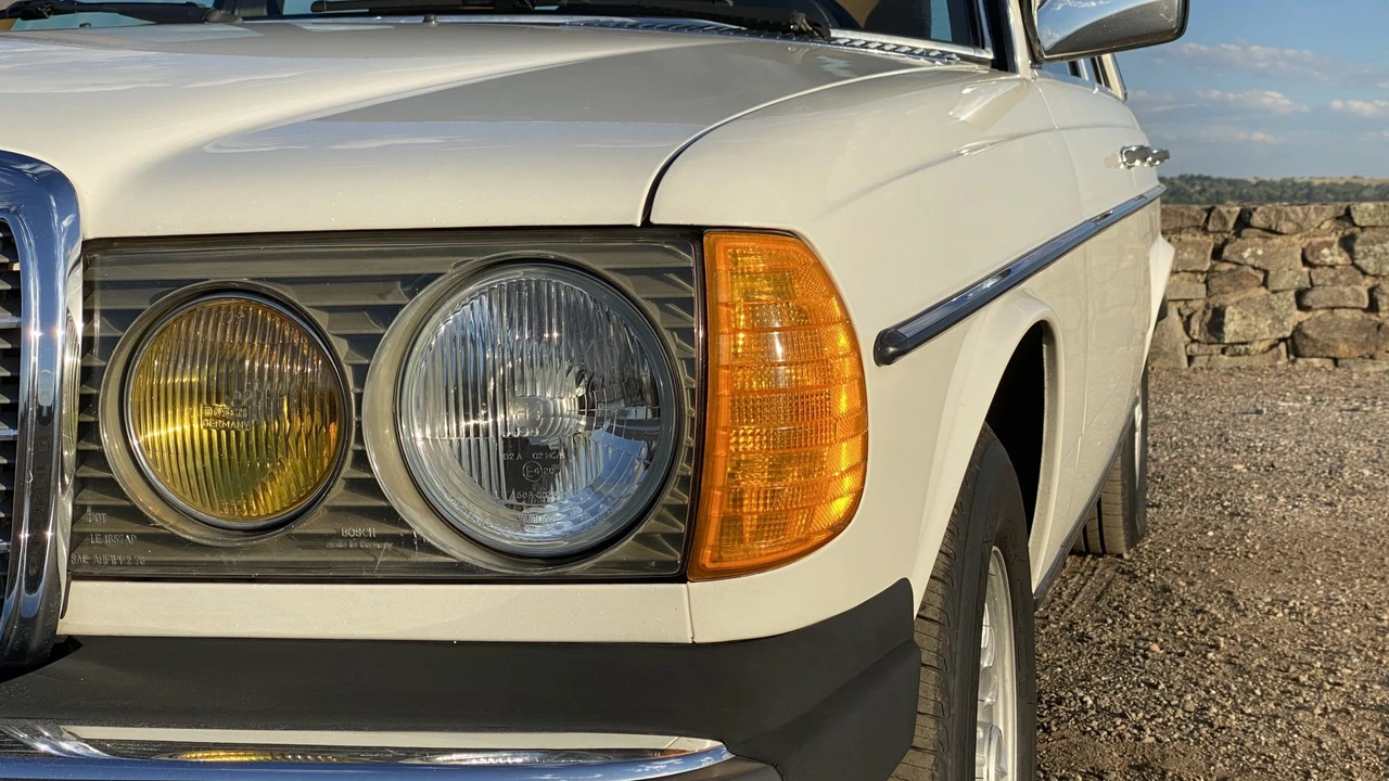 1982 Mercedes-Benz W123 Sedan - Image 25 of 31